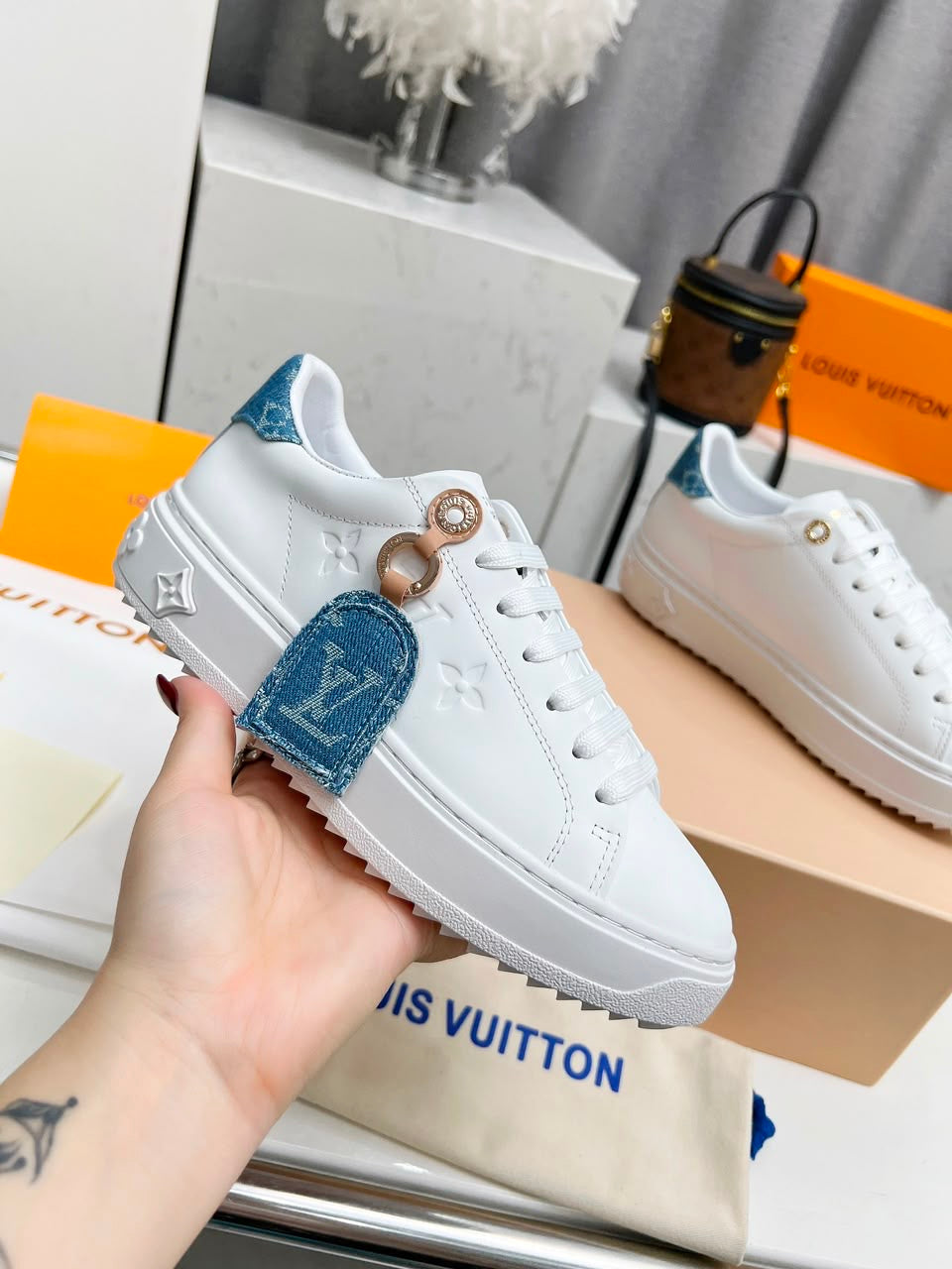 White sneakers w/ denim tag