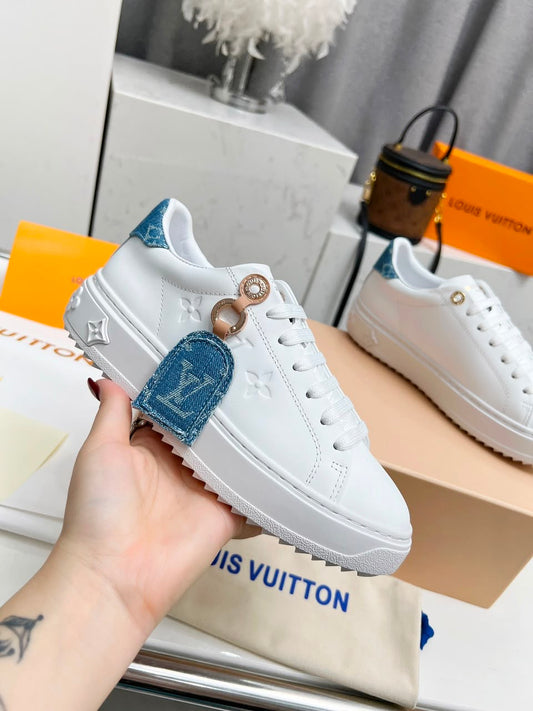 White sneakers w/ denim tag